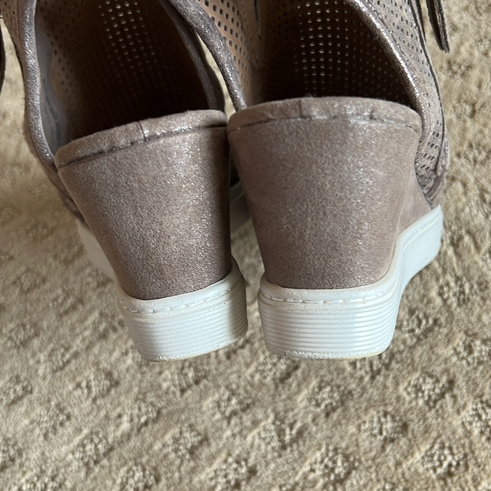 Sofft Women's Perforated Brown Leather Wedge Comfort Sandals - Picture 6 of 7